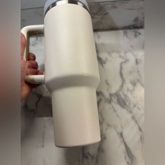 Very Good Condition. 40 oz. Stanley tumbler - Picture 6 of 7